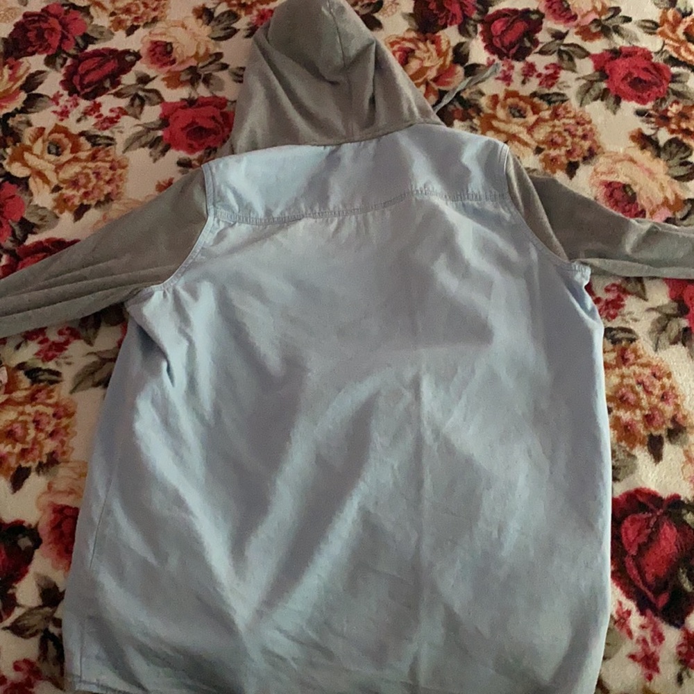 Button up too - Picture 2 of 6